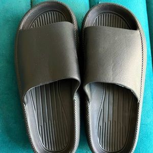 Super comfy cloud slides black